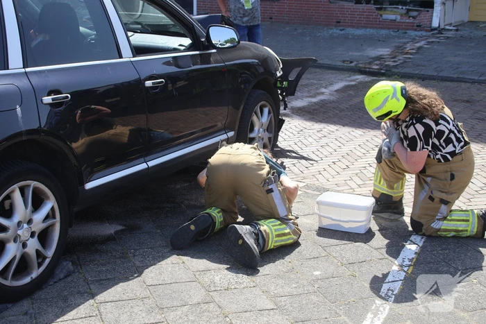 Auto crasht in appartementencomplex
