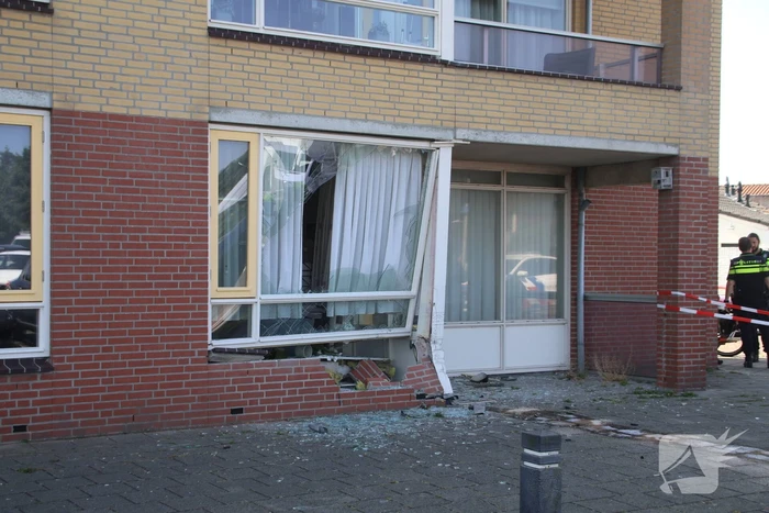Auto crasht in appartementencomplex