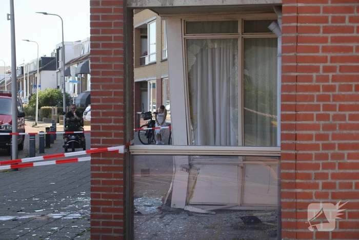 Auto crasht in appartementencomplex
