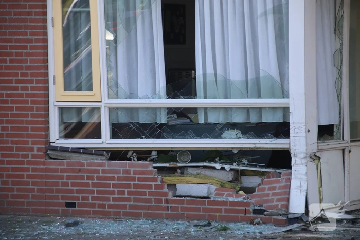 Auto crasht in appartementencomplex