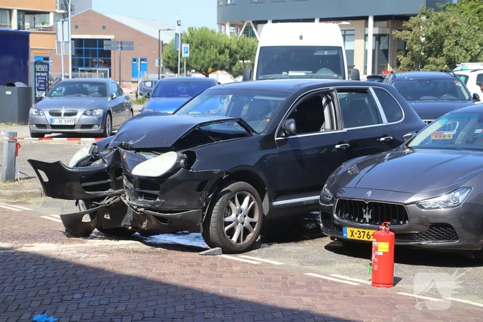 Auto crasht in appartementencomplex