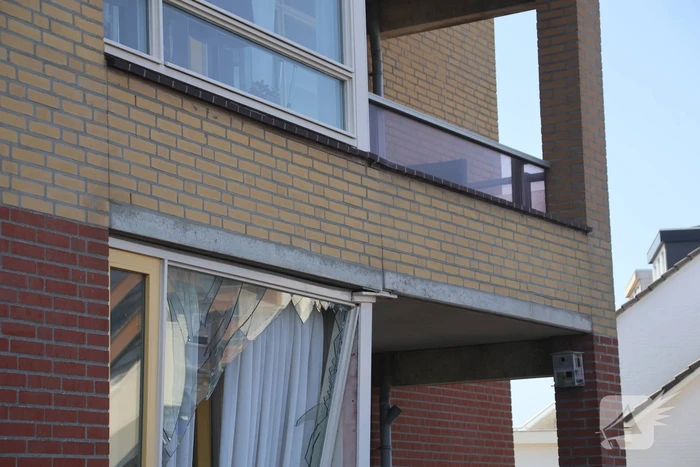 Auto crasht in appartementencomplex