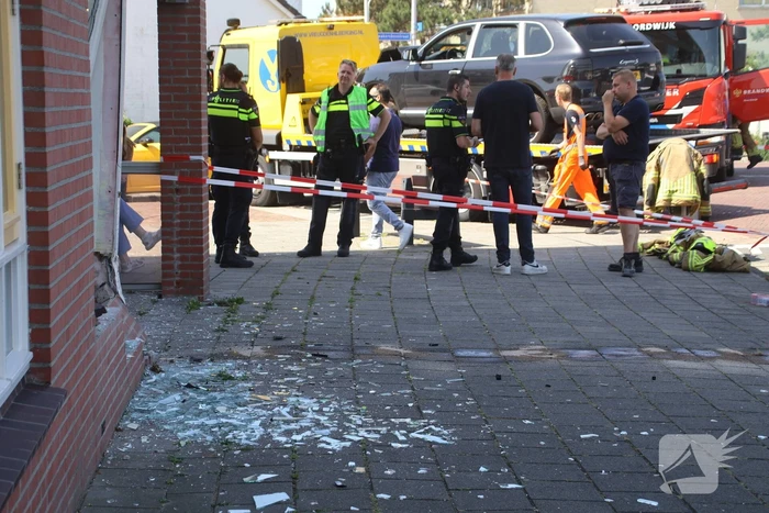 Auto crasht in appartementencomplex