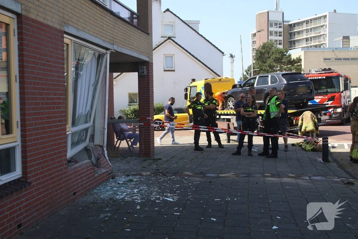 Auto crasht in appartementencomplex