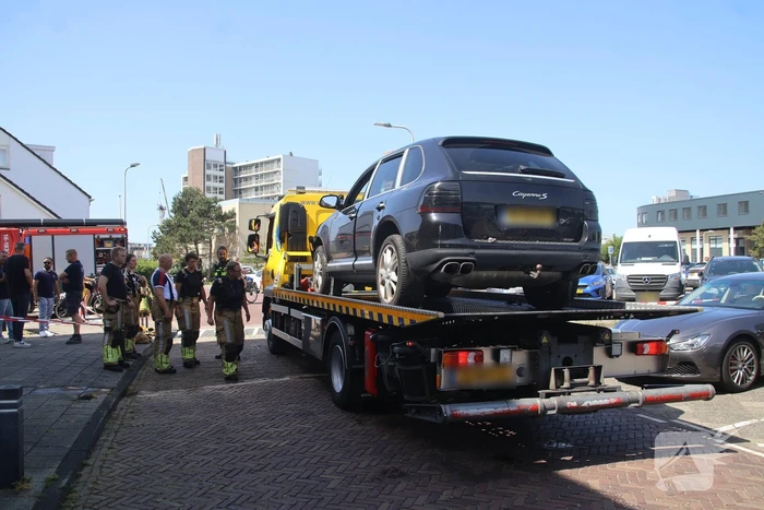 Auto crasht in appartementencomplex
