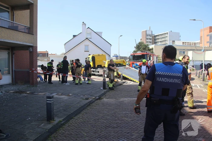 Auto crasht in appartementencomplex