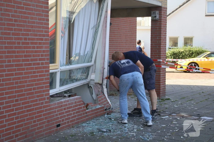 Auto crasht in appartementencomplex