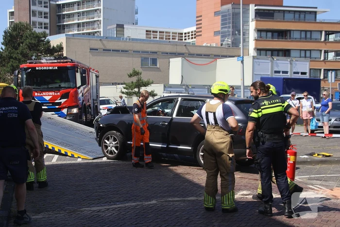 Auto crasht in appartementencomplex