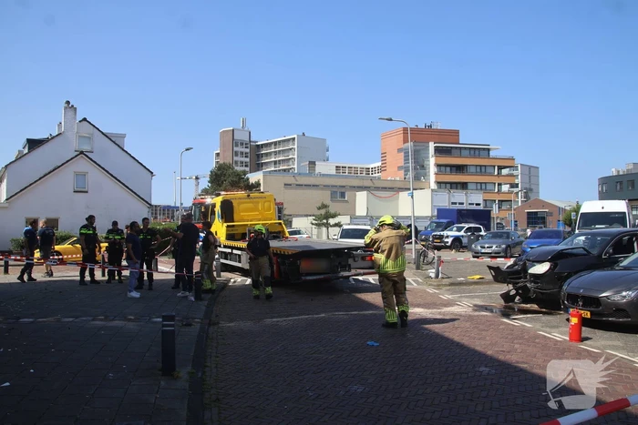 Auto crasht in appartementencomplex