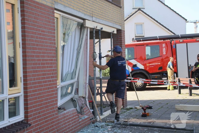 Auto crasht in appartementencomplex