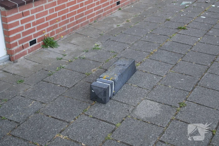 Auto crasht in appartementencomplex