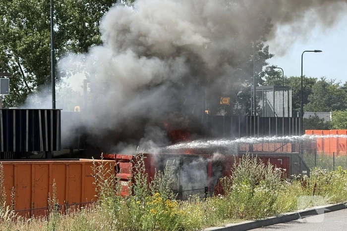 Veel rookontwikkeling door flinke containerbrand