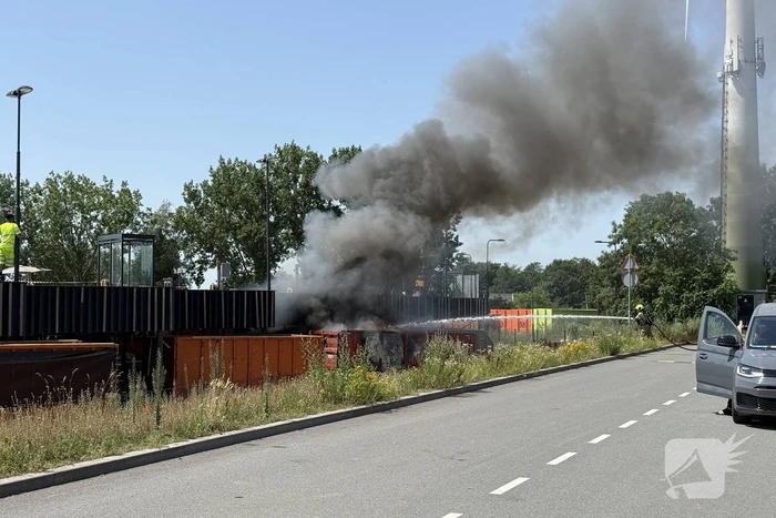 Veel rookontwikkeling door flinke containerbrand