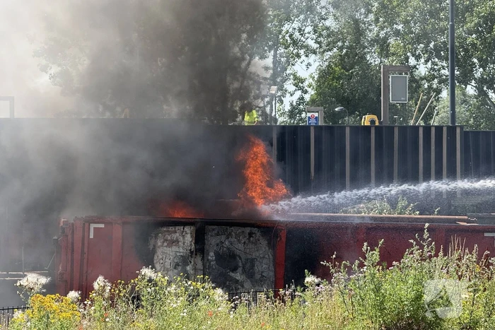 Veel rookontwikkeling door flinke containerbrand