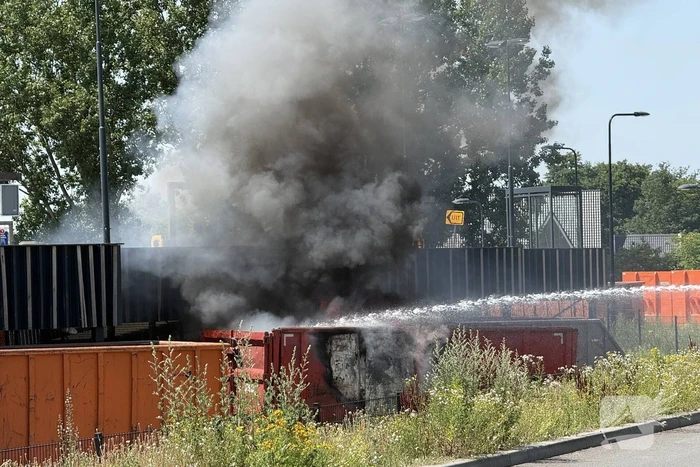 Veel rookontwikkeling door flinke containerbrand