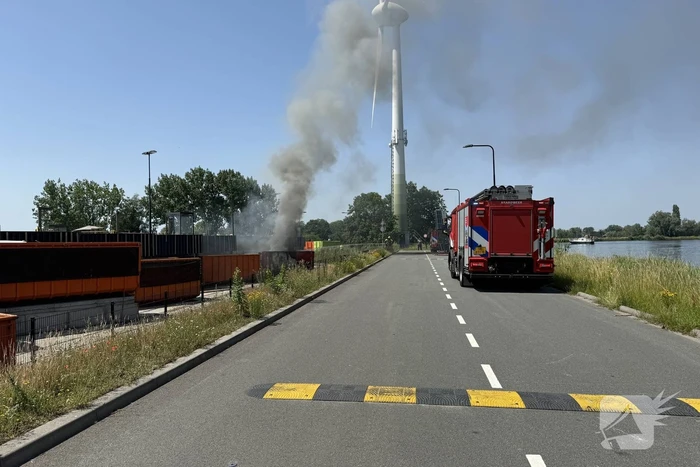 Veel rookontwikkeling door flinke containerbrand