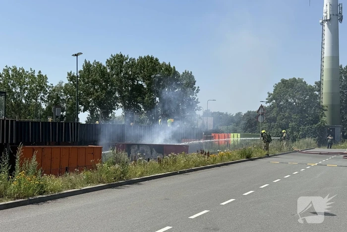 Veel rookontwikkeling door flinke containerbrand