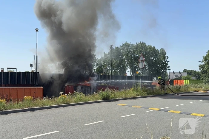 Veel rookontwikkeling door flinke containerbrand