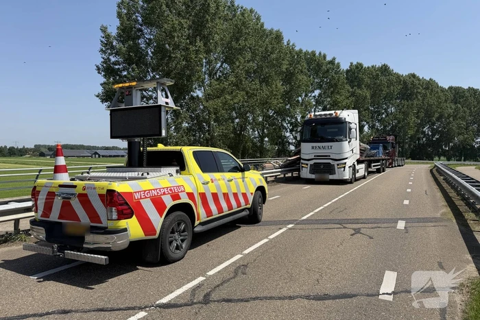 Vrachtwagen verliest festivaltent op viaduct