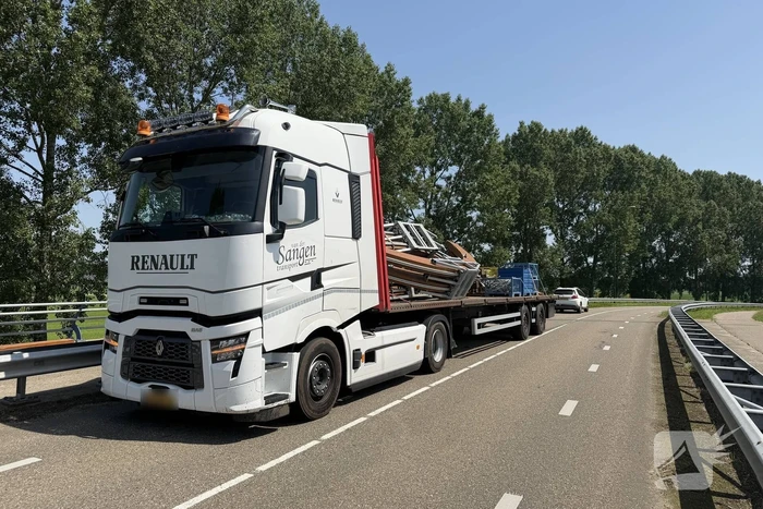 Vrachtwagen verliest festivaltent op viaduct