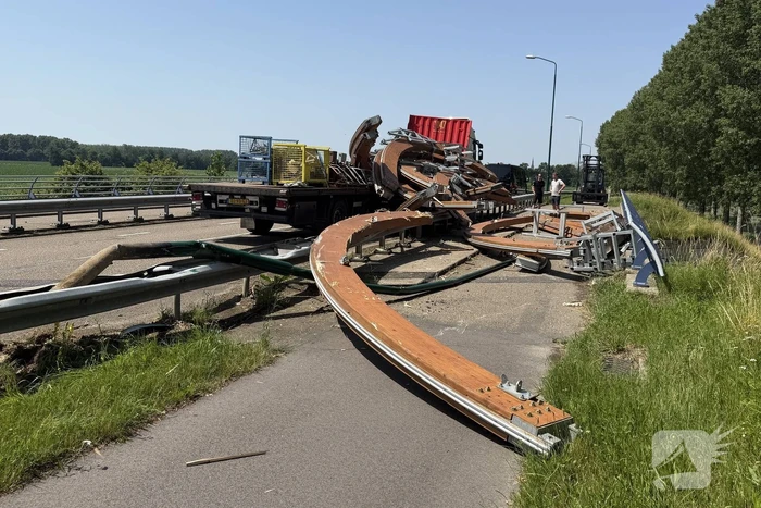 Vrachtwagen verliest festivaltent op viaduct