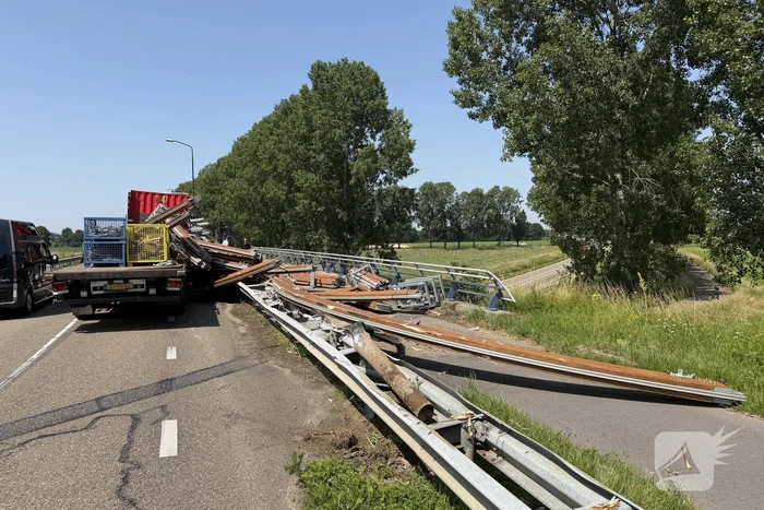 Vrachtwagen verliest festivaltent op viaduct