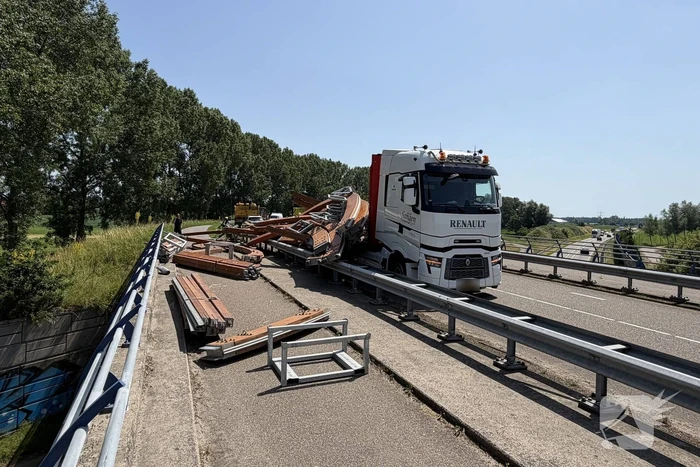 Vrachtwagen verliest festivaltent op viaduct