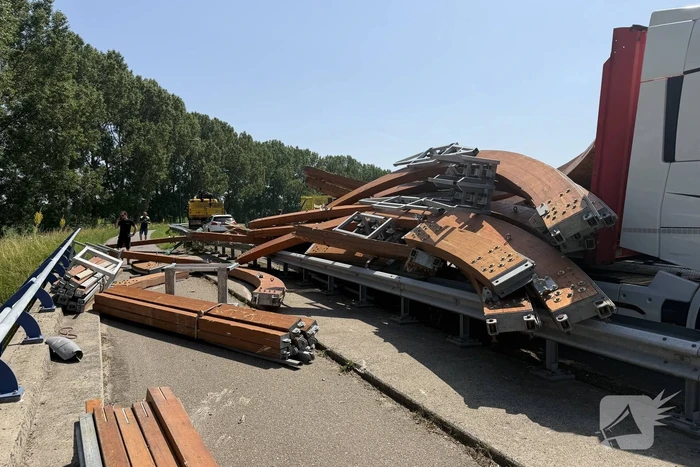 Vrachtwagen verliest festivaltent op viaduct