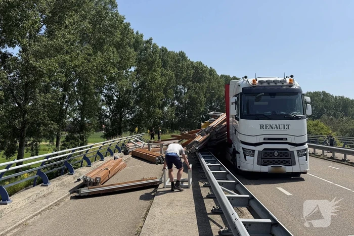 Vrachtwagen verliest festivaltent op viaduct