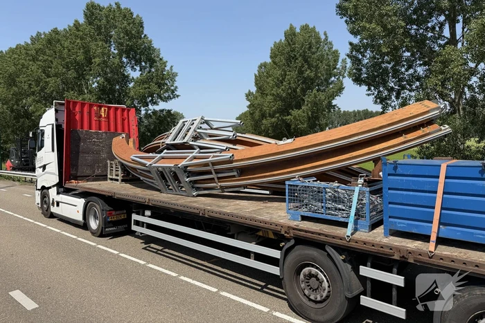 Vrachtwagen verliest festivaltent op viaduct