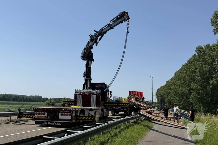 Vrachtwagen verliest festivaltent op viaduct