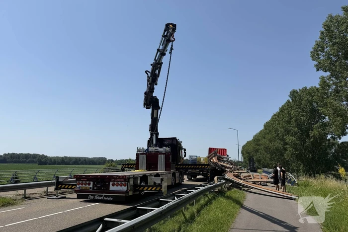 Vrachtwagen verliest festivaltent op viaduct