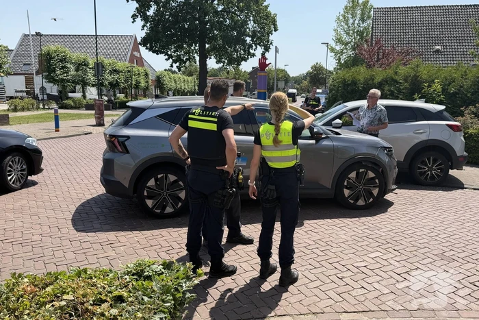 Botsing tussen taxi en personenauto leidt tot gewonde