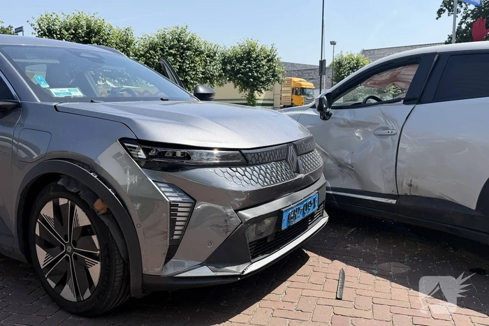 Botsing tussen taxi en personenauto leidt tot gewonde