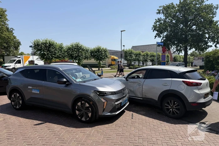 Botsing tussen taxi en personenauto leidt tot gewonde