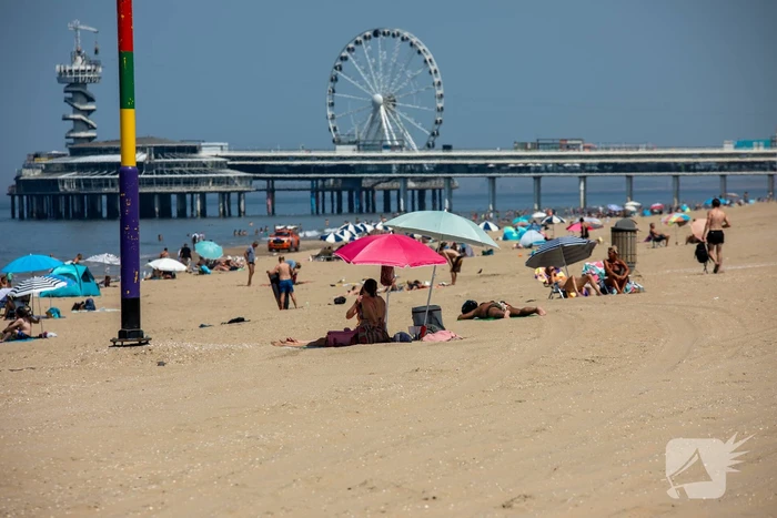 Mensen zoeken verkoeling aan zee