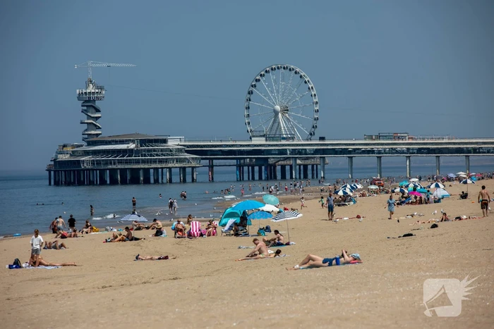 Mensen zoeken verkoeling aan zee