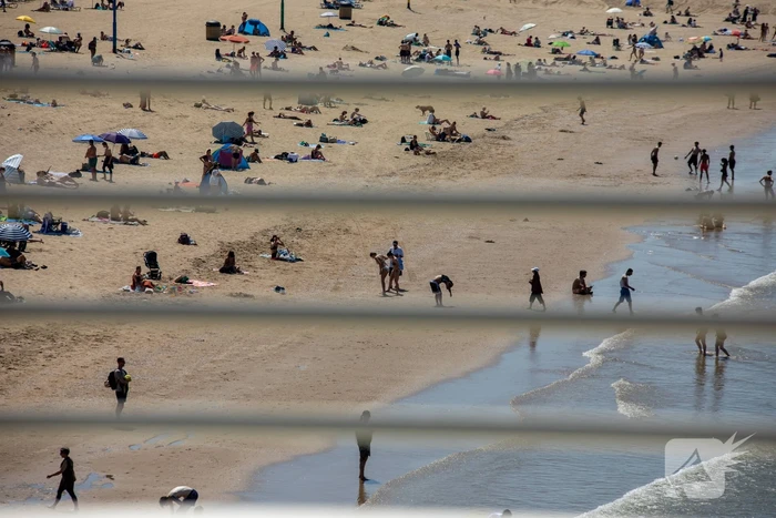 Mensen zoeken verkoeling aan zee