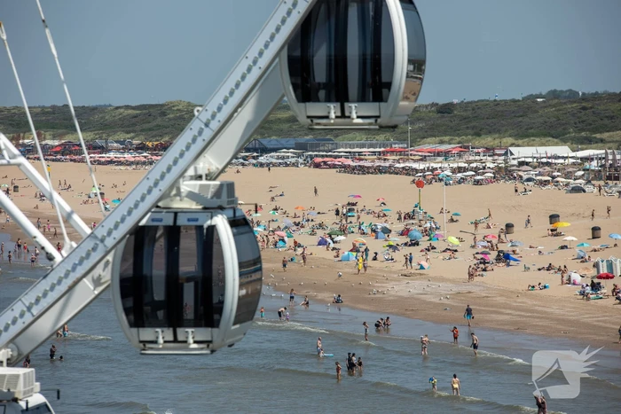 Mensen zoeken verkoeling aan zee