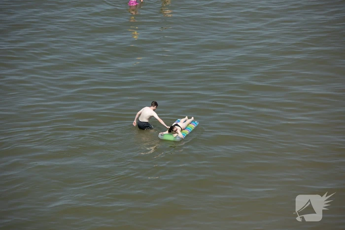Mensen zoeken verkoeling aan zee