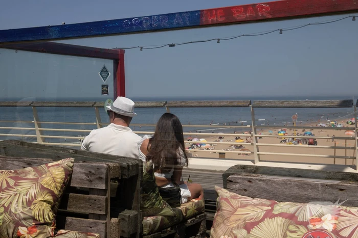 Mensen zoeken verkoeling aan zee