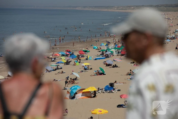 Mensen zoeken verkoeling aan zee