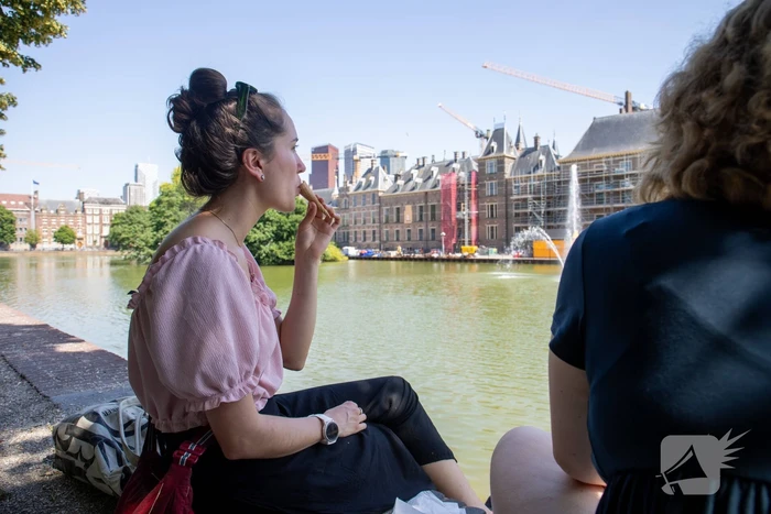 Mensen zoeken verkoeling aan zee