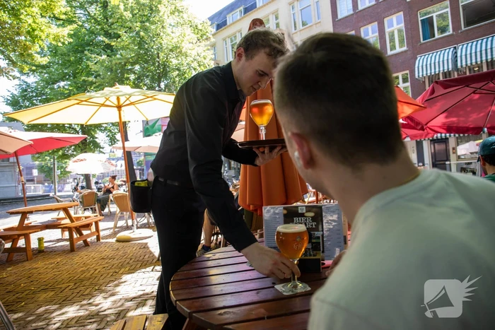 Mensen zoeken verkoeling aan zee