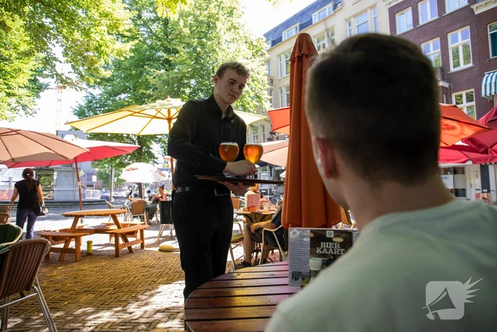Mensen zoeken verkoeling aan zee