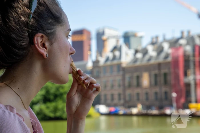 Mensen zoeken verkoeling aan zee