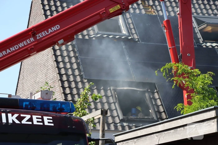 Bewoner nagekeken na uitslaande woningbrand