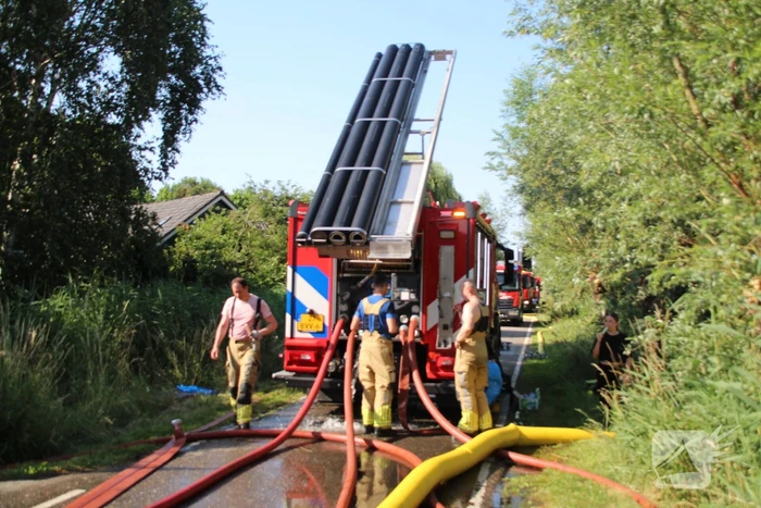 Grote brand in woning met rietendak