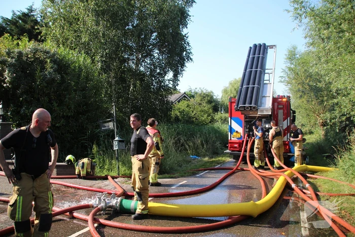 Grote brand in woning met rietendak