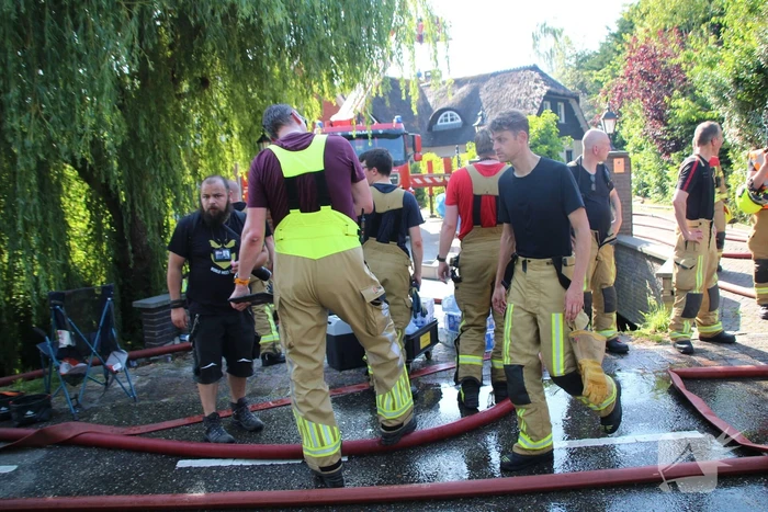 Grote brand in woning met rietendak